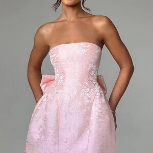 Chic Strapless Floral Dress in Soft Pink
